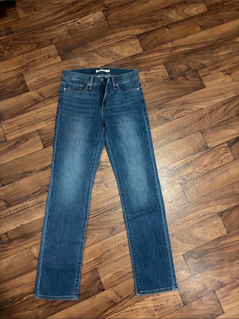 Levi's Women's Straight Leg Jeans in Medium Blue Wash